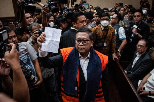 Tanpa adanya supremasi hukum, keadilan, dan ketika suatu proses hukum yang sudah berkekuatan hukum tetap atau inkrah bisa didaur ulang kembali, kata dia, maka Republik Indonesia tidak akan berdiri kokoh.