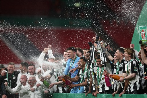 Newcastle mengunci kemenangan berkat gol Dan Burn (45') dan Alexander Isak (52'), sementara Liverpool sempat memperkecil ketertinggalan lewat Federico Chiesa (90+4').