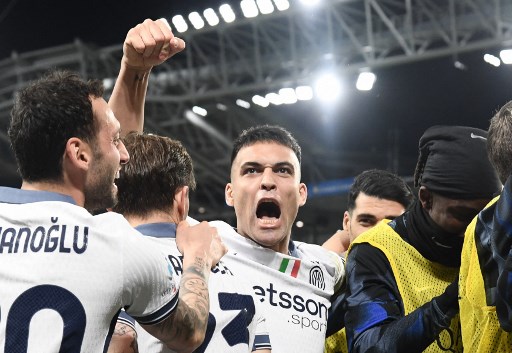 Inter Milan kokoh di puncak klasemen sementara Liga Italia Serie A 2024-2025 setelah membungkam tuan rumah Atalanta dengan skor 2-0 di Stadion Atleti Azzuri d'Italia, Bergamo, Senin, 17 Maret 2025 dini hari WIB.