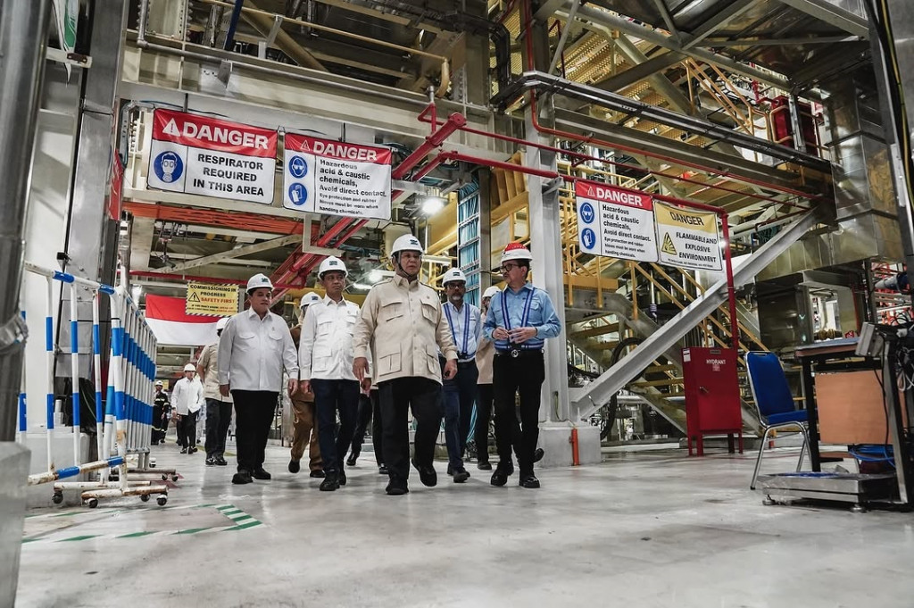 “Ini sungguh sesuatu yang sangat penting bagi negara dan bangsa kita. Ini yang kita kehendaki bahwa negara kita, bangsa kita, tidak hanya akan menjual bahan baku, tetapi kita ingin juga menjual barang-barang jadi, barang-barang produk akhir yang punya nilai tambah yang sangat besar,” kata Presiden.