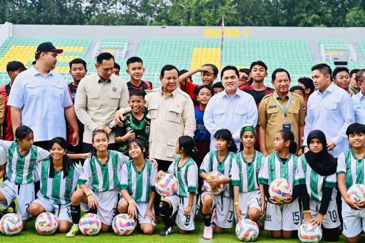 Presiden lantas menegaskan komitmennya untuk terus membina sepak bola dalam negeri.
