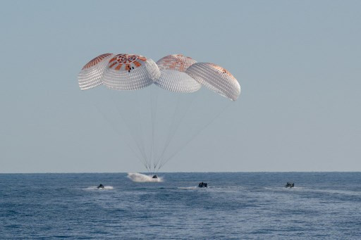 Pesawat ruang angkasa SpaceX Dragon dengan astronaut NASA Nick Hague, Suni Williams, Butch Wilmore, dan kosmonaut Roscosmos Aleksandr Gorbunov mendarat di atas air di lepas pantai Tallahassee, Florida, Selasa, 18 Maret 2025.