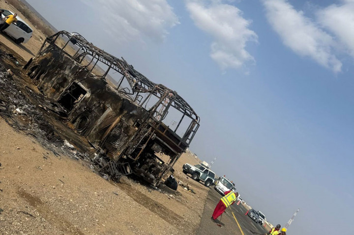 “Pada 20 Maret 2025 pukul 13.30 WS atau 17.30 WIB, KJRI Jeddah telah menerima informasi tentang adanya kecelakaan bus di Wadi Qudeid (Madinah-Mecca Road) berjarak sekitar 150 km dari Kota Jeddah. Informasi sementara, bus mengalami tabrakan yang menyebabkan bus terbalik dan terbakar,” ujar pernyataan Kemenlu RI.