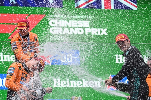 Sementara itu, George Russell melengkapi podium di posisi ketiga. Sementara Max Verstappen bangkit dari start buruk untuk finis keempat setelah mengungguli duet Ferrari.