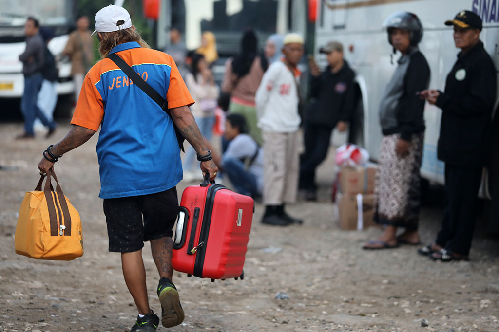 Bus juga kerap menawarkan fleksibilitas dalam pilihan rute dan titik pemberhentian, yang memudahkan banyak pemudik untuk bisa turun di lokasi yang lebih dekat dengan kampung halaman mereka.
