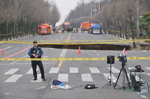 Butuh waktu hampir 18 jam bagi tim penyelamat untuk menemukan pengendara sepeda motor itu. Mereka harus memompa air keluar dan menggali tanah, serta melewati peralatan konstruksi dan puing-puing lainnya.