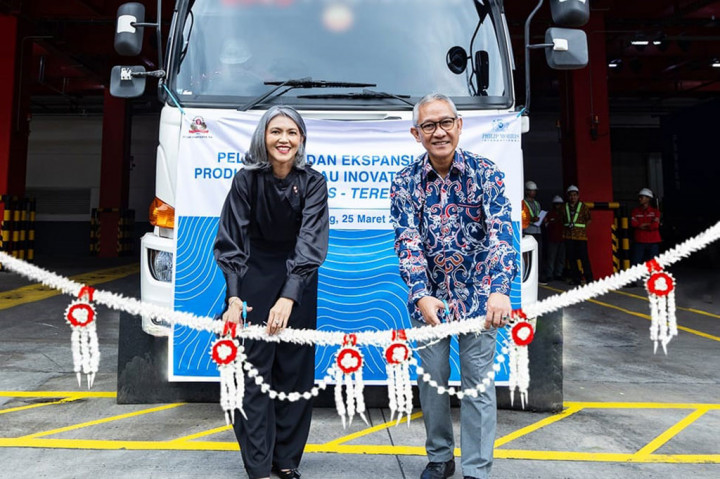 Direktur PT HM Sampoerna Tbk. (Sampoerna), Elvira Lianita dan Direktur Jenderal Bea dan Cukai, Askolani, melakukan pemotongan pita pada acara seremoni pelepasan ekspor dan ekspansi produk tembakau inovatif bebas asap IQOS - TEREA di fasilitas produksi Sampoerna di Karawang, Jawa Barat, Selasa, 25 Maret 2025.