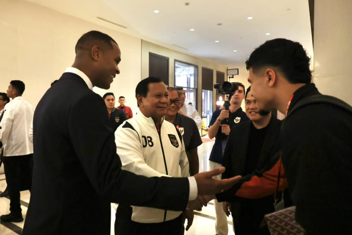 Presiden, yang mengenakan jaket berlogo timnas sepak bola Indonesia, tiba di hotel tempat pemain timnas bermalam sekitar pukul 19.05 WIB untuk menemui para pemain beserta Pelatih Timnas Sepak Bola Patrick Kluivert.