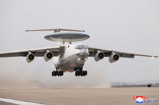 Korea Utara yang bersenjata nuklir juga secara resmi meluncurkan pesawat peringatan dini udara untuk pertama kalinya, sebuah kemampuan yang dapat meningkatkan sistem pertahanan udaranya yang sudah tua.