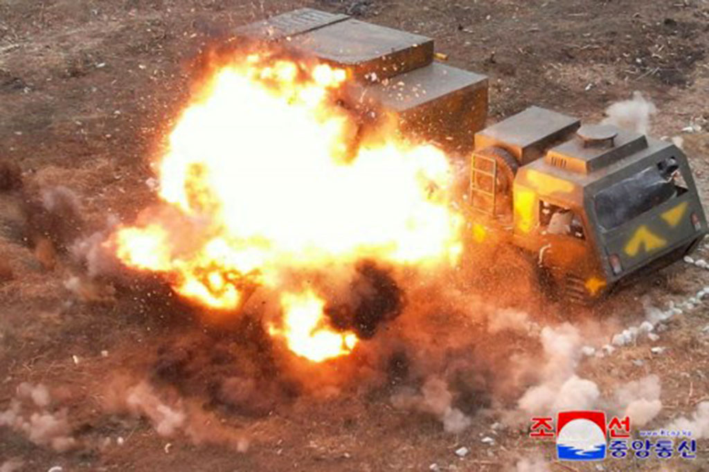 Korea Utara melakukan uji coba pesawat nirawak bunuh diri dengan teknologi kecerdasan buatan (AI). Uji coba tersebut diawasi langsung oleh pemimpin Korut Kim Jong Un.