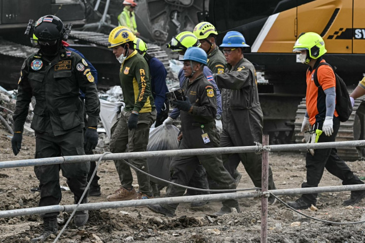 Kementerian Situasi Darurat Rusia mengirimkan dua pesawat yang membawa 120 tenaga ahli, termasuk dokter anestesi, psikolog, unit pencarian anjing pelacak (K9), serta tim penyelamat untuk membantu upaya pemulihan, menurut Kementerian Luar Negeri Rusia.