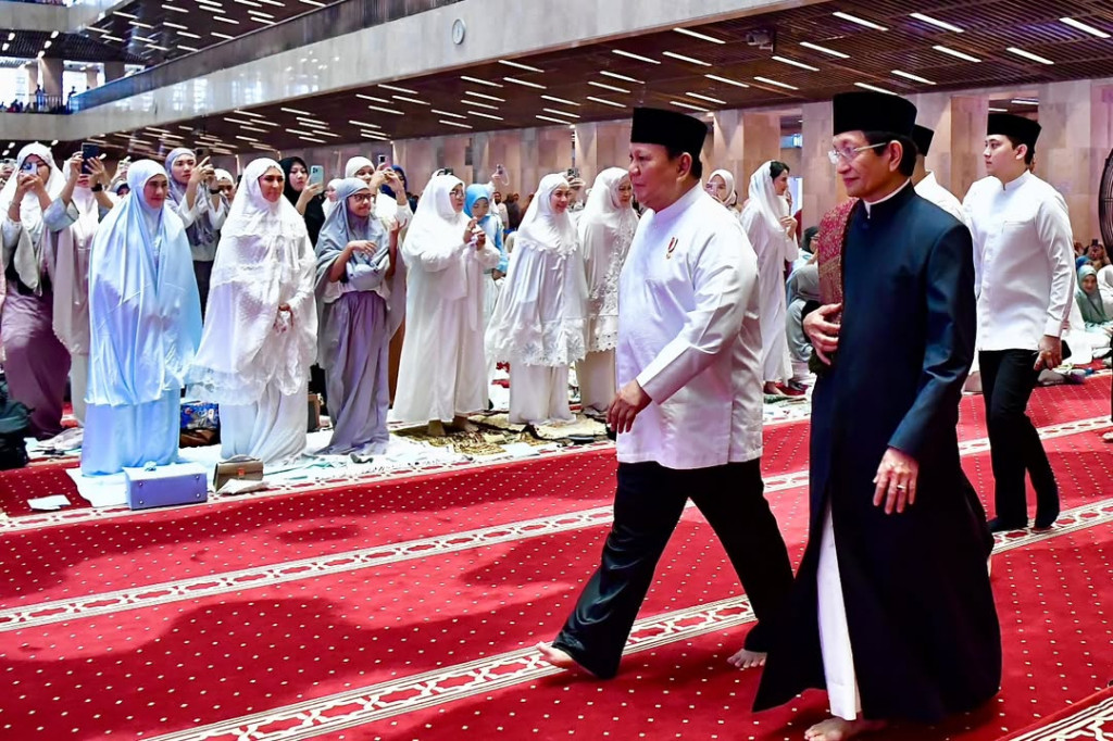 Presiden yang hadir bersama putranya Didit Hediprasetyo tiba di masjid sekitar pukul 06.45 WIB. Selain Presiden, ribuan jemaah juga turut hadir untuk bersama-sama menunaikan salat Idulfitri di Masjid Istiqlal.