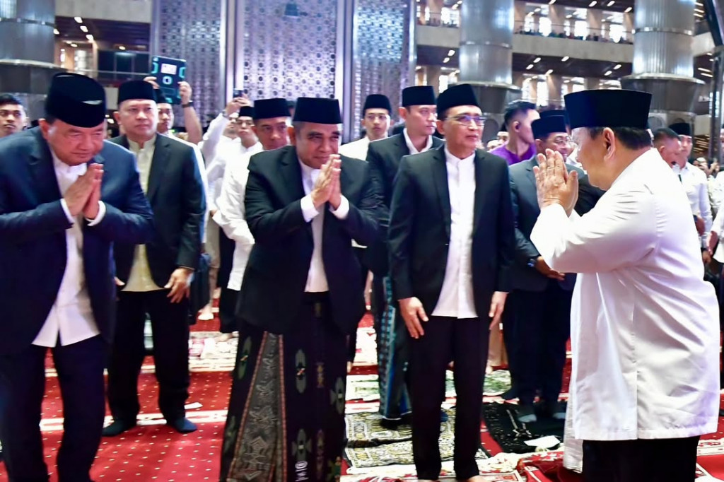 Turut melaksanakan salat Idulfitri di Masjid Istiqlal yaitu Wakil Presiden Gibran Rakbuming beserta Ibu Selvi Ananda, Wakil Presiden ke-10 dan ke-12 Jusuf Kalla, para ketua lembaga negara, para duta besar negara sahabat, dan para menteri kabinet Merah Putih.