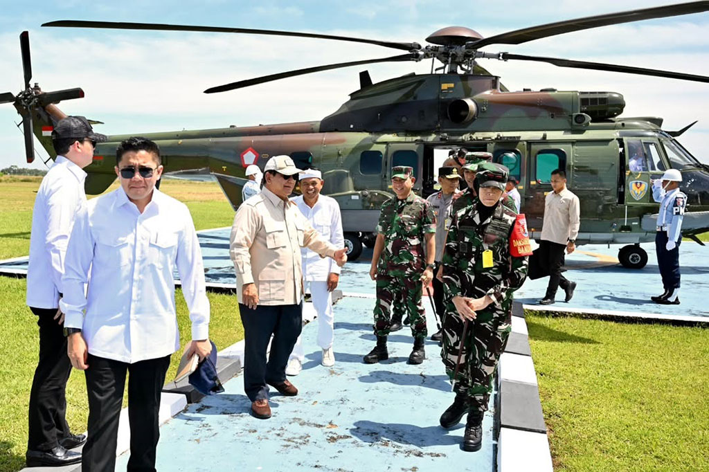 Prabowo tiba di lokasi acara dan disambut jajaran menteri kabinet Merah Putih serta masyarakat sekitar yang telah menunggu kedatangannya. 