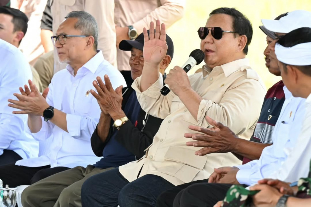 Prabowo juga menyoroti kinerja luar biasa dari tim sektor pertanian yang bekerja langsung di lapangan untuk memastikan pasokan dan produksi pangan tetap terjaga, bahkan meningkat di tengah tantangan global.