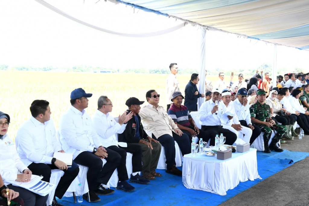 “Setiap kali saya cari, beliau ada di sawah, ada di daerah, satu hari di Kalimantan Barat, besoknya di Merauke, lusanya di Lampung. Inilah menteri-menteri kabinet kita, semuanya bekerja keras, semuanya turun ke lapangan,” ucapnya.