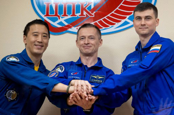 Kim dan Sergey Ryzhikov serta Alexey Zubritsky dari Rusia dijadwalkan akan menghabiskan sekitar delapan bulan di pos terdepan antariksa tersebut.