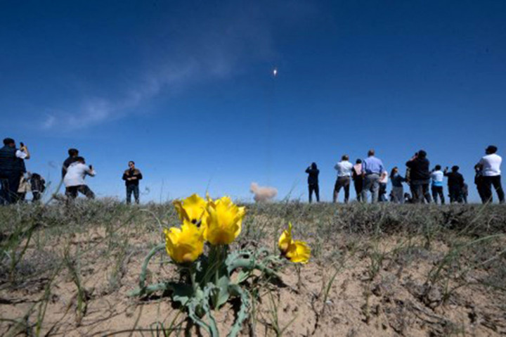 Kim, Ryzhikov, dan Zubritsky akan bergabung dengan astronaut NASA Don Pettit, Anne McClain, dan Nichole Ayers, astronaut Badan Eksplorasi Dirgantara Jepang Takuya Onishi, dan kosmonaut Rusia Alexey Ovchinin, Ivan Vagner, dan Kirill Peskov.