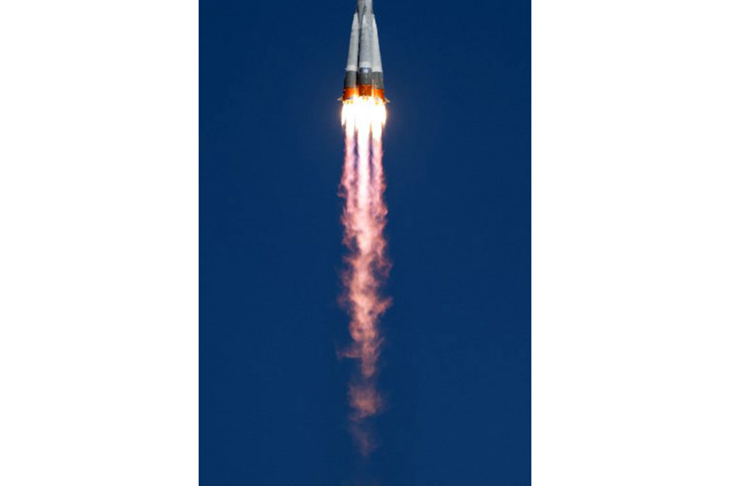 Roket pendorong Soyuz lepas landas sesuai jadwal dari fasilitas peluncuran Baikonur yang disewa Rusia di Kazakhstan untuk menempatkan Soyuz MS-27 yang membawa ketiganya ke orbit. Mereka akan berlabuh di stasiun tersebut tiga jam kemudian.