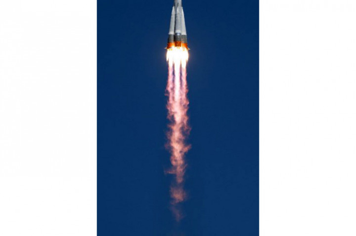 Roket pendorong Soyuz lepas landas sesuai jadwal dari fasilitas peluncuran Baikonur yang disewa Rusia di Kazakhstan untuk menempatkan Soyuz MS-27 yang membawa ketiganya ke orbit. Mereka akan berlabuh di stasiun tersebut tiga jam kemudian.