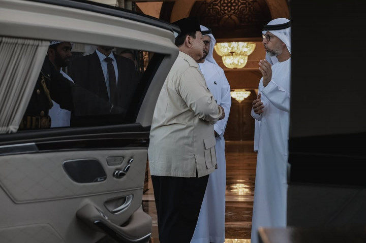 Dari Presidential Flight, Presiden Prabowo bersama rombongan kemudian melanjutkan perjalanan menuju salah satu hotel di Abu Dhabi.