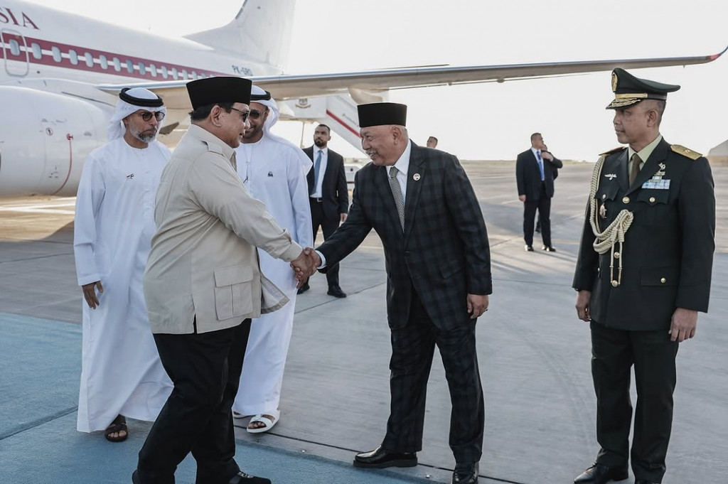 Ketibaan Prabowo disambut Menteri Energi dan Infrastruktur UEA Suhail Mohamed Al Mazrouei, Duta Besar UEA untuk Indonesia Abdullah Salem AlDhaheri, Duta Besar Indonesia untuk UEA Husin Bagis, dan Atase Pertahanan KBRI Abu Dhabi Brigjen TNI Muhammad Irawadi.