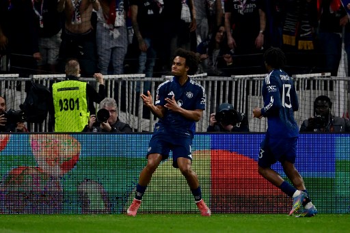 Lyon sempat unggul terlebih dahulu lewat Thiago Almada. Namun United kemudian berbalik unggul 2-1 berkat gol Leny Yoro dan Joshua Zirkzee.