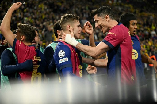Barcelona tetap melaju ke semifinal Liga Champions meskipun kalah 1-3 dari Borussia Dortmund pada leg kedua perempat final di Signal Iduna Park, Rabu, 16 April 2025 dini hari WIB. Barca ke empat besar setelah menang agregat 5-3 atas Dortmund.
