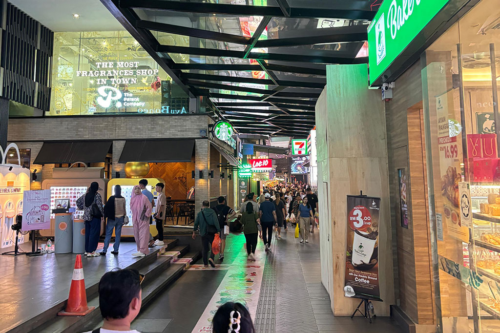 Tak jarang ditemui masyarakat Indonesia di wilayah tersebut. Mereka berbelanja atau sekadar mencuci mata.