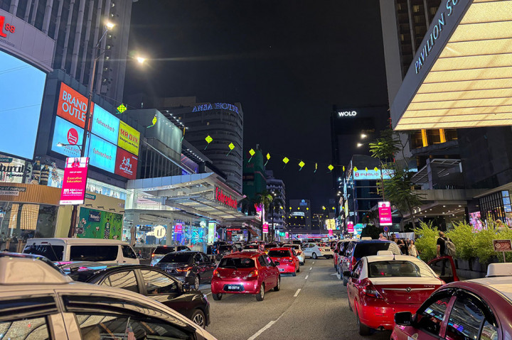 Semakin malam, kawasan tersebut malah penuh pengunjung, bahkan di weekdays seperti Rabu, 16 April 2025.