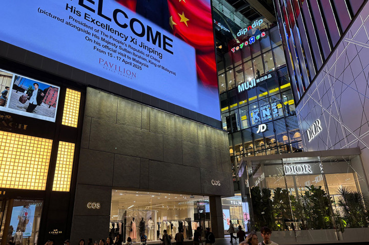 Di lokasi ini, pengelola kerap mengadakan event dadakan yang mengundang audiens. Contohnya Rabu ini, pengelola salah satu toko bermerek mengundang Bernadya untuk konser di trotoar Jalan Bukit Bintang.