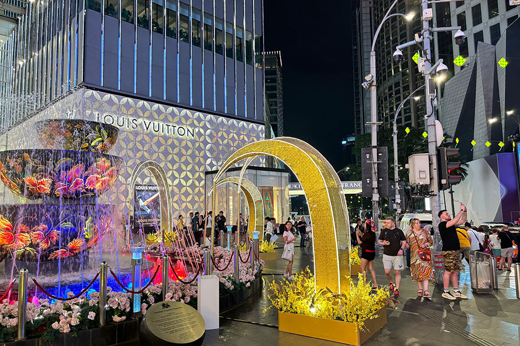 Pengunjung memenuhi lokasi yang penuh toko bermerek. Mulai Louis Vuitton hingga Rolex.  