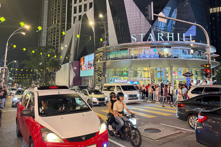 Kawasan Bukit Bintang, Kuala Lumpur, Malaysia, benar-benar gambaran dunia malam di Negeri Jiran. 