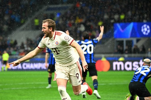 Bayern memecah kebuntuan terlebih dahulu pada menit ke-52 lewat Harry Kane. Penyerang Inggris itu memindahkan bola ke sisi kanannya dan kemidian melepaskan tembakan mendatar melewati kaki Federico Dimarco dan kiper Yann Sommer. 1-0 untuk Bayern.