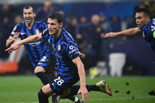 Benjamin Pavard kemudian membawa Inter berbalik unggul pada menit ke-61. Ia melepaskan sundulan keras dari bola tendangan bebas, untuk melesakkan bola masuk ke gawang bekas klubnya. 2-1 untuk keunggulan Inter.