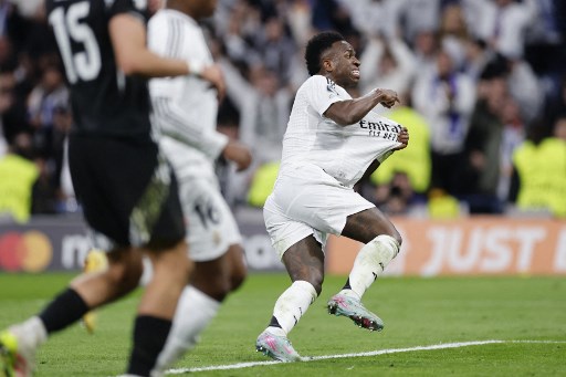 Madrid menyamakan kedudukan dua menit berselang. Bek William Saliba sedikit kurang konsentrasi, membuat Vinicius Jr dapat mencuri bola darinya dan menaklukkan kiper Raya. Skor imbang 1-1.