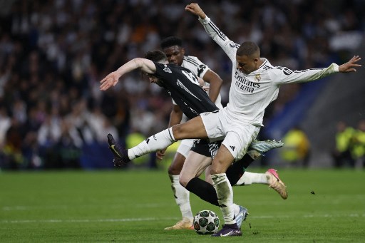 Memasuki menit ke-24 giliran Real yang mendapat hadiah penalti akibat pelanggaran Declan Rice terhadap Kylian Mbappe. Namun setelah melakukan tinjauan VAR, wasit batal memberikan penalti untuk Real. Tidak ada gol yang tercipta di babak pertama.