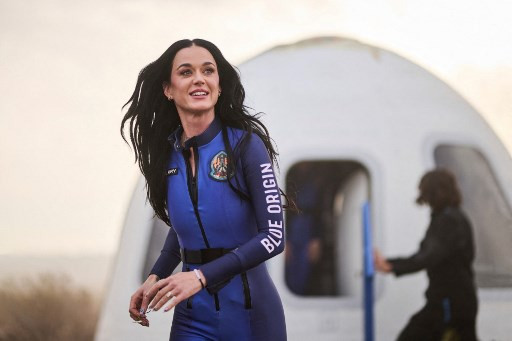 Penyanyi pop kenamaan asal Amerika Katy Perry ikut serta dalam misi wisata luar angkasa NS-31 dari perusahaan antariksa Blue Origin milik Jeff Bezos. 
