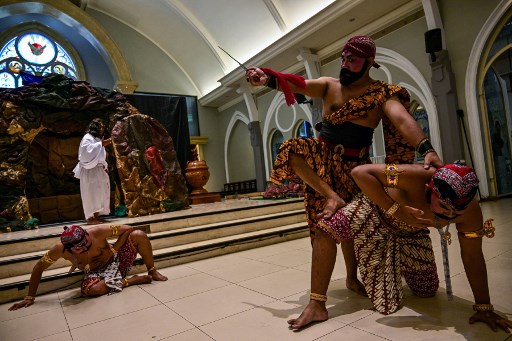 “Awalnya memang keinginan Romo Yoyon, yang ingin unsur Jawa dimasukkan. Akhirnya kami coba gabungkan, apalagi di gereja juga tersedia perangkat gamelan,” kata pemeran Yesus Kristus bernama Philippus Neri Tri Setyoadi Nugroho. 