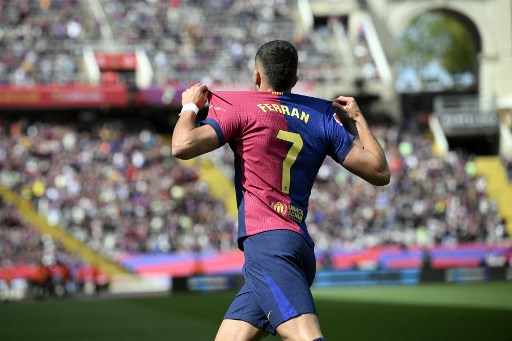 Menit ke-12, Ferran Torres melepaskan tembakan untuk membawa Barcelona unggul cepat 1-0,  meneruskan umpan Inigo Martinez.