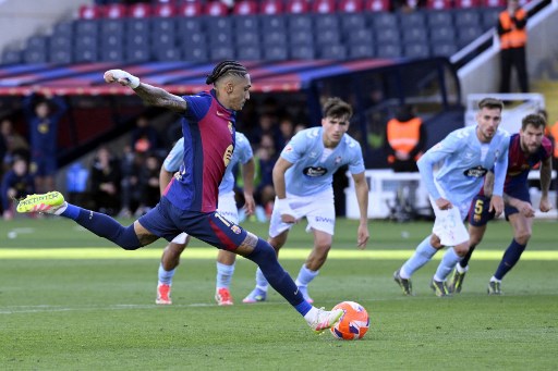 Di penghujung babak kedua, Dani Olmo dilanggar oleh pemain Celta Vigo di dalam kotak penalti. Raphinha yang maju sebagai algojo dengan mudah menceploskan bola ke gawang Vicente Guaita. Barca menang 4-3.