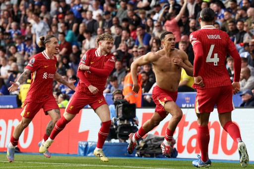 Liverpool sukses mengalahkan Leicester City dengan skor 1-0 pada pekan ke-33 Liga Inggris di Stadion King Power, Leicester, Senin, 21 April 2025 dini hari WIB. Gol tunggal The Reds dicetak oleh Trent Alexander-Arnold pada menit ke-76.