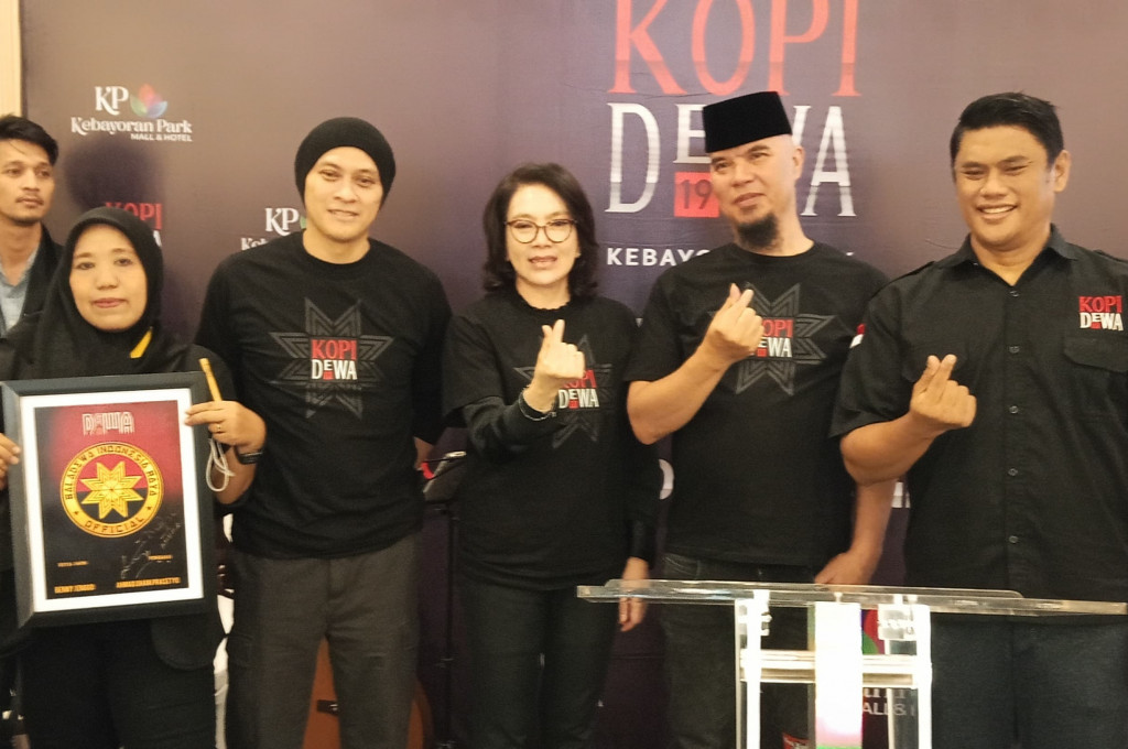 Dalam acara peresmian tersebut, Ahmad Dhani hadir bersama Andra Ramadhan dan sejumlah pihak terkait dari Kopi Dewa 19.