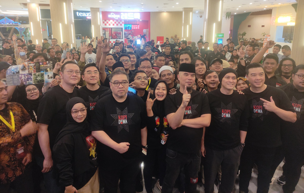 Dalam acara tersebut, para Baladewa dan Baladewi serta para penggemar Dewa 19 lainnya juga antusias melakukan foto bersama Ahmad Dhani dan juga Andra Ramadhan.