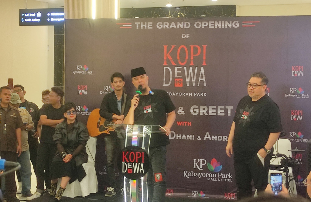 Baladewa Indonesia Raya (BIR) Official memeriahkan acara pembukaan Kopi Dewa 19 milik pentolan band legendaris Dewa 19 Ahmad Dhani di Kebayoran Park Mall, Jakarta, pada Senin, 21 April 2025. 