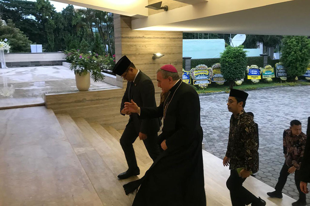 Menteri Luar Negeri Sugiono mengunjungi Kedutaan Besar Takhta Suci Vatikan di Jakarta, Pada Senin 22 April 2024. Menlu Diterima Dubes Takhta suci Vatikan untuk Indonesia Uskup Agung Piero Piopo.