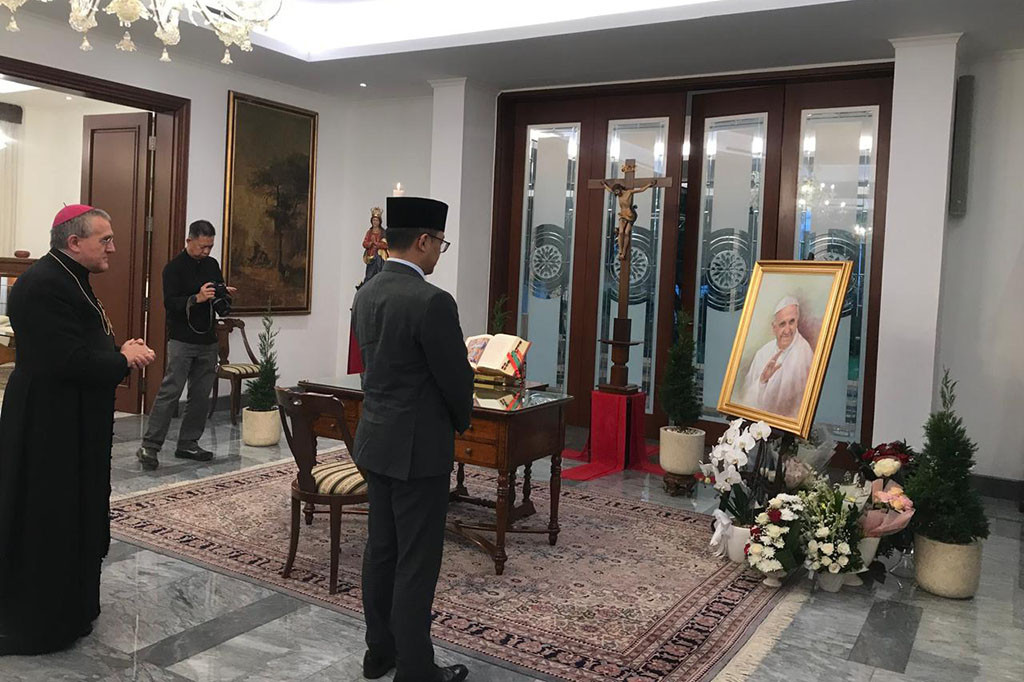 Sugiono menyampaikan belasungkawa atas meninggalnya Paus Fransiskus. Menlu memberikan penghormatan di depan foto mendiang Paus Fransiskus.