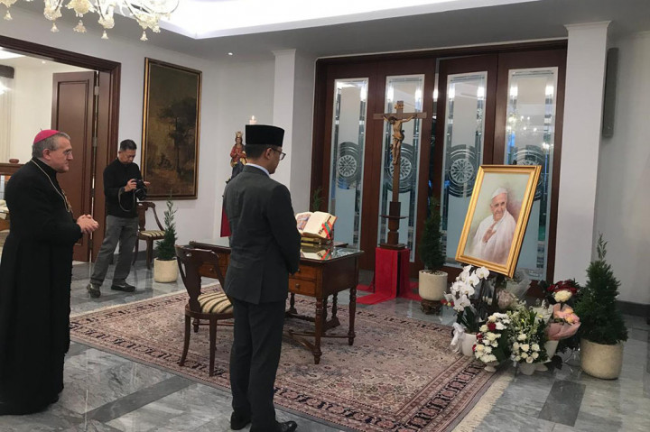 Sugiono menyampaikan belasungkawa atas meninggalnya Paus Fransiskus. Menlu memberikan penghormatan di depan foto mendiang Paus Fransiskus.