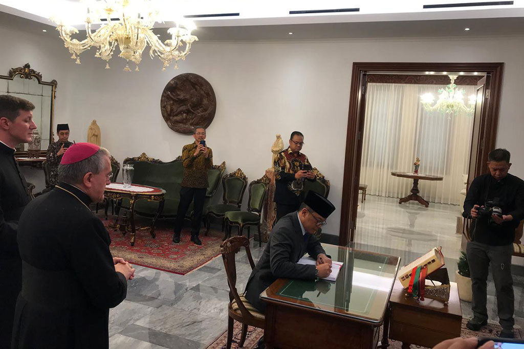 Menlu Sugiono kemudian menulis buku duka yang disiapkan pihak kedutaan.