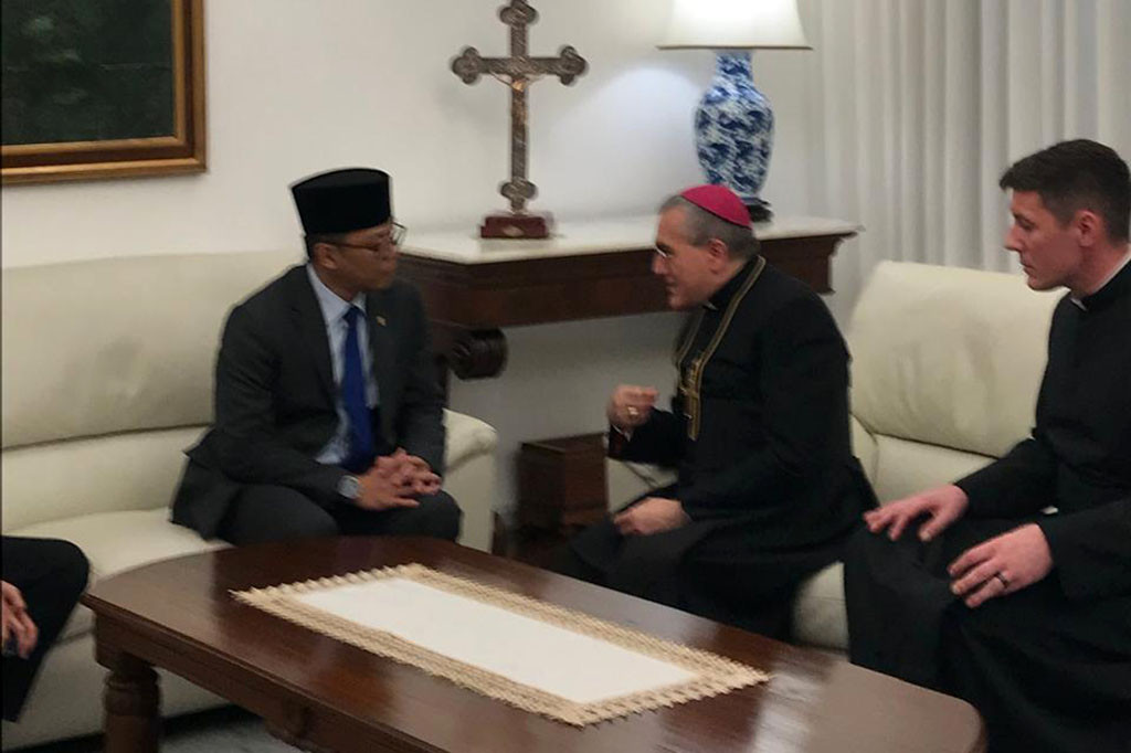 Menurut Vatikan, Paus Fransiskus meninggal karena stroke yang diikuti koma dan gagal jantung.